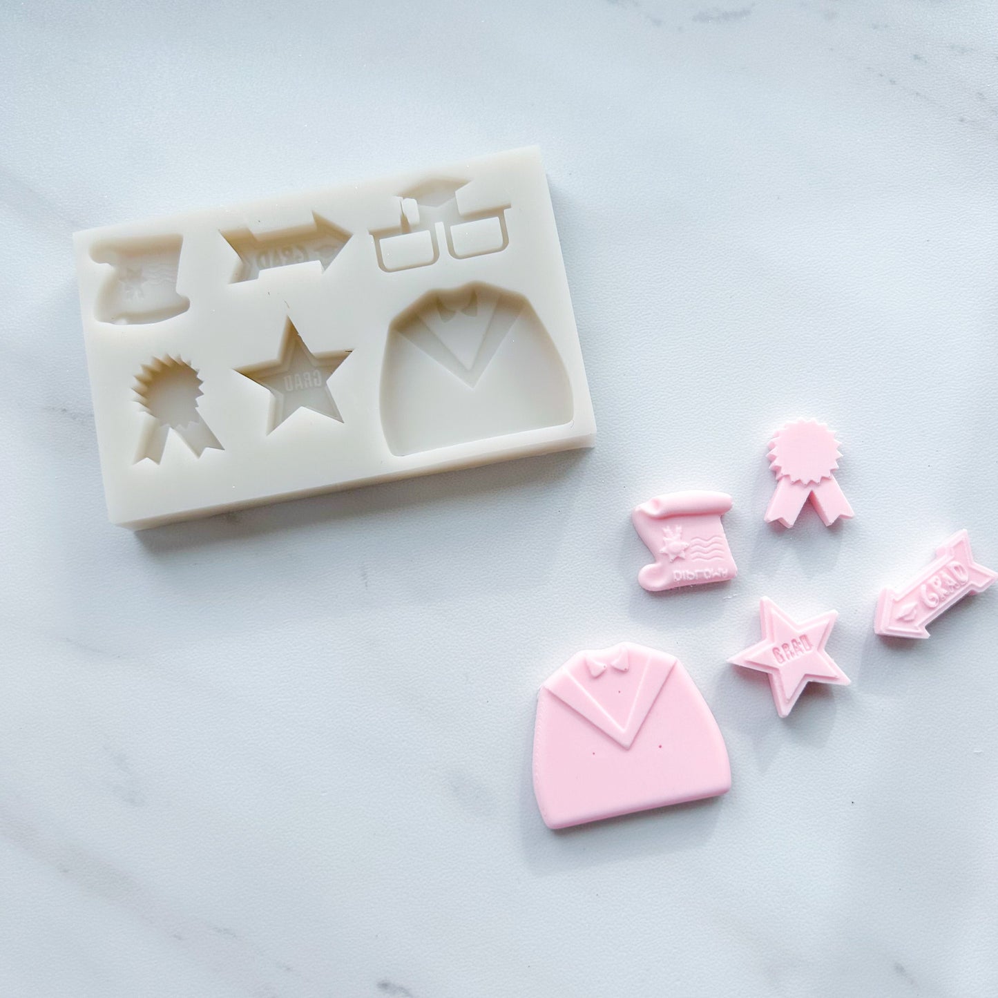 GRADUATION MINI WITH GOWN MOLD