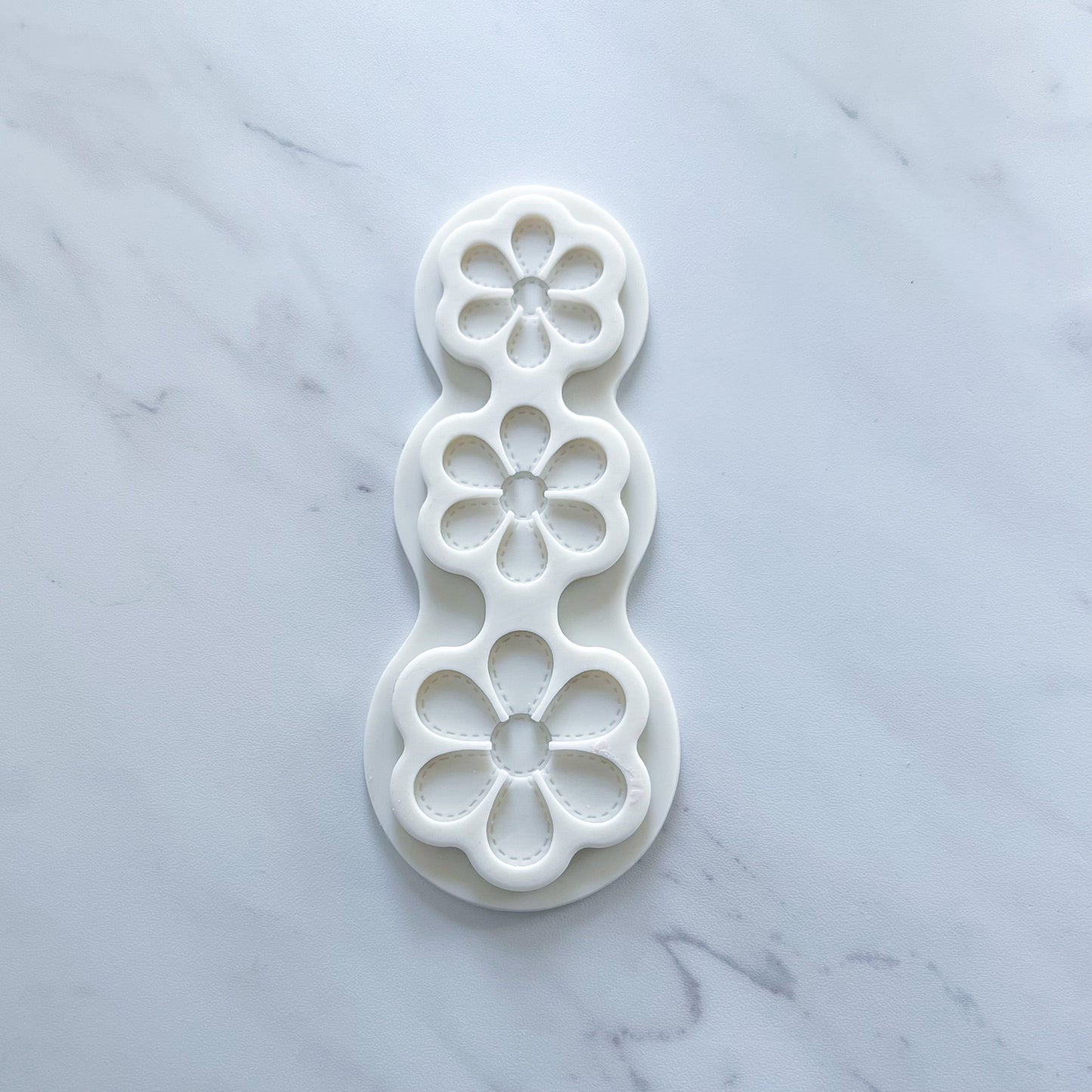 DOTTED DAISY TRIO MOLD
