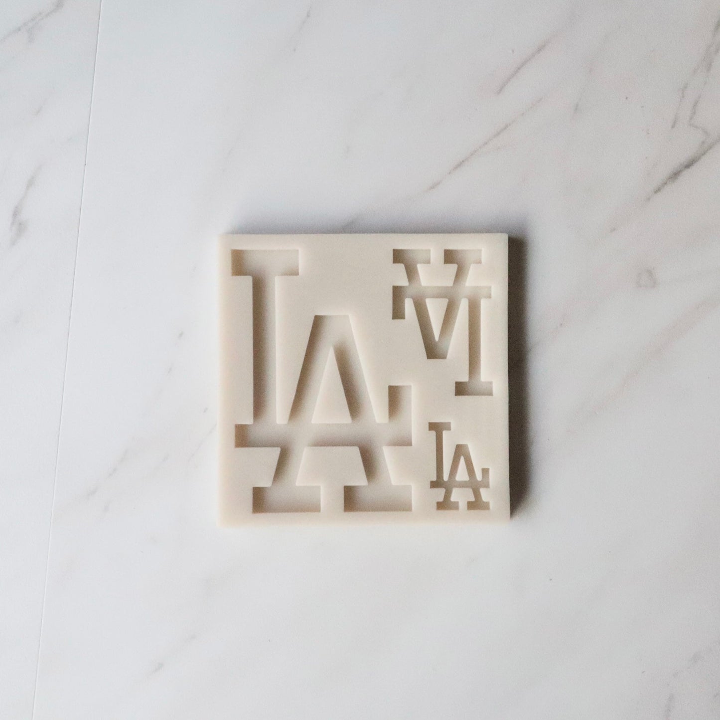 LA LOGO FONT TRIO MOLD